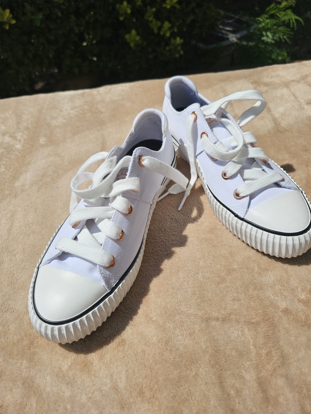 BOBS-Skechers White Low-Top Canvas Sneakers with Ribbed Sole. 8.5. NWOT